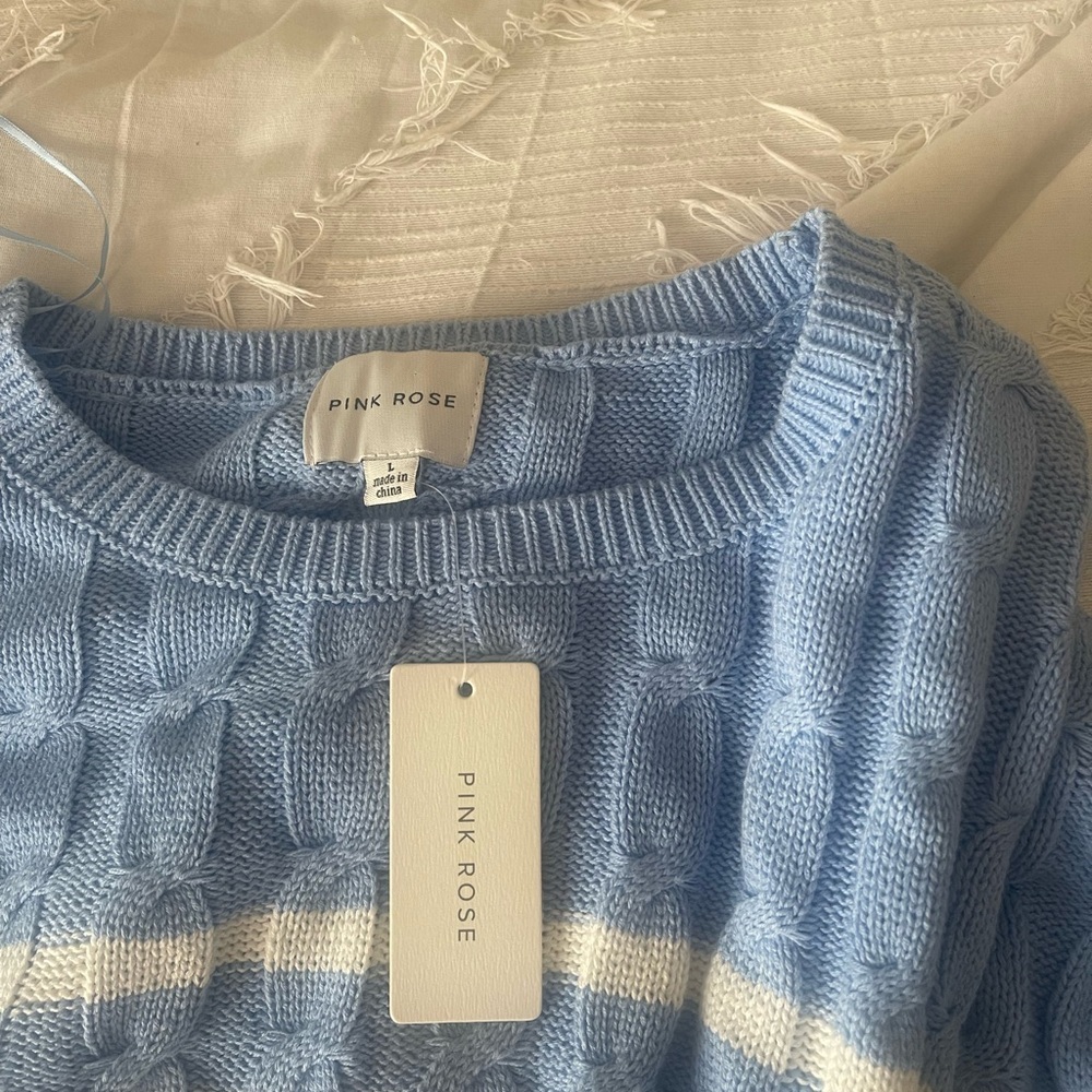 Cropped Blue and whites knit sweater for women size l
NWT